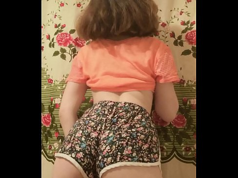 ❤️ Sexy junges Babe zieht ihre Shorts vor der Kamera aus ❌ Porno bei uns