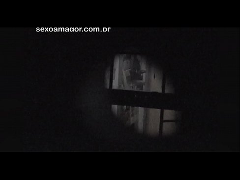 ❤️ Blondie wird heimlich von einem Voyeur aus der Nachbarschaft gefilmt, der sich hinter Hohlblocksteinen versteckt ❌ Porno bei uns