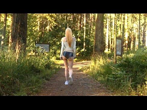 ❤️ Schöne Frau bewegt sich langsam, nicht nackt Video ❌ Porno bei uns