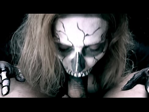 ❤️ Dämonenmädchen lutscht Schwanz mit ihrem schwarzen Mund und schluckt Sperma. ❌ Porno bei uns