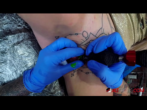❤️ Extrem tätowierte Hottie Sully Savage hat ein Tattoo auf ihrer Klitoris ❌ Porno bei uns