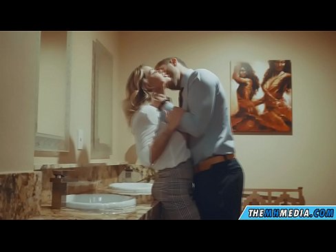 ❤️ Wenn eine vollbusige Blondine dich in einer öffentlichen Toilette verführt ❌ Porno bei uns